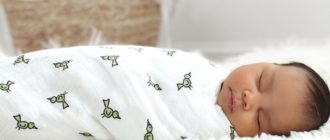 ребенок спит в пеленках