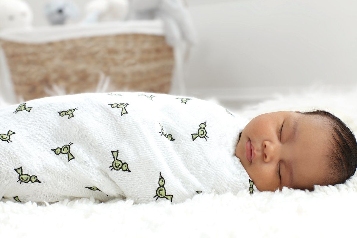 ребенок спит в пеленках