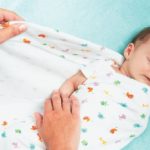 Ребенок спит в пеленках