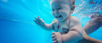 Как научить плавать младенца?